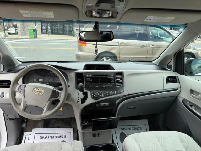 2013 Toyota Sienna LE V6 8 Passenger