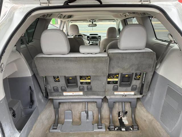 2013 Toyota Sienna LE V6 8 Passenger