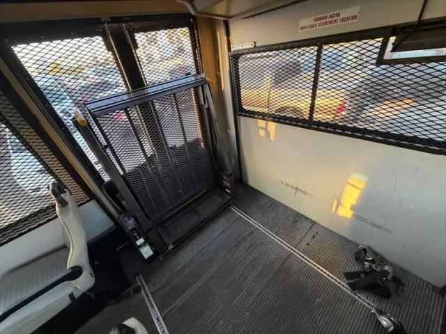 2001 Chevrolet Express Cutaway Base