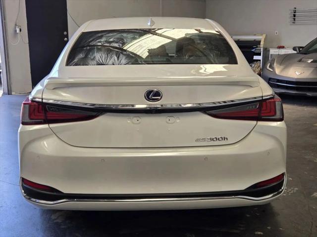 2021 Lexus ES 300h 300h