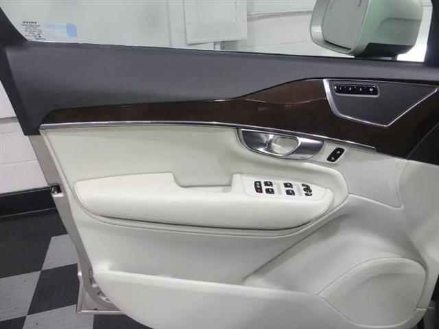 2017 Volvo XC90 T6 Momentum