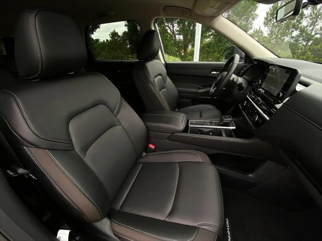 2025 Nissan Pathfinder SL FWD