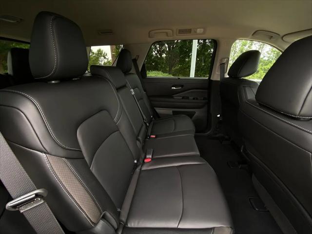 2025 Nissan Pathfinder SL FWD