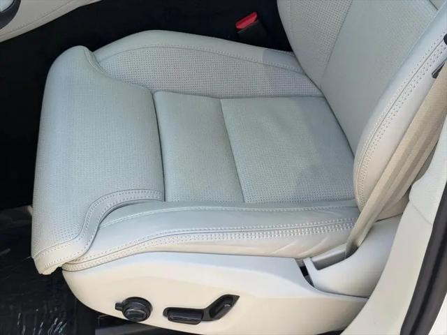 2024 Volvo XC90 B6 Ultimate Bright Theme 6-Seater