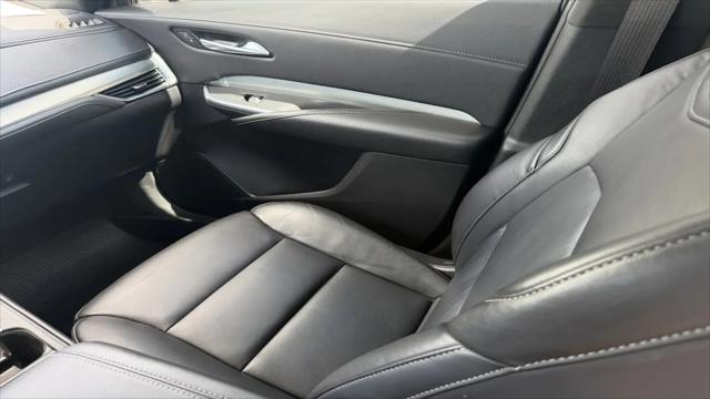 2023 Cadillac XT4 FWD Premium Luxury