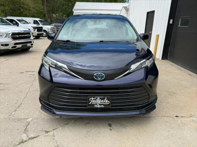 2023 Toyota Sienna LE