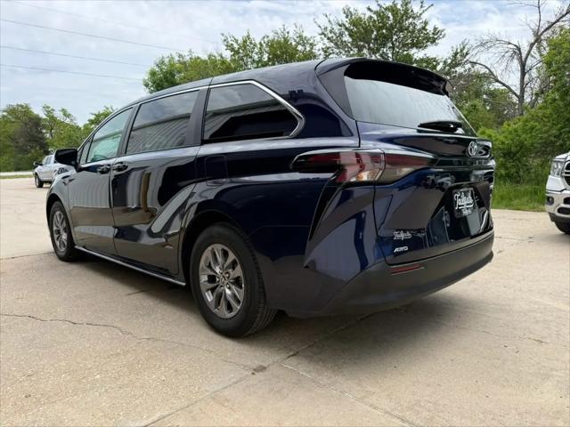 2023 Toyota Sienna LE