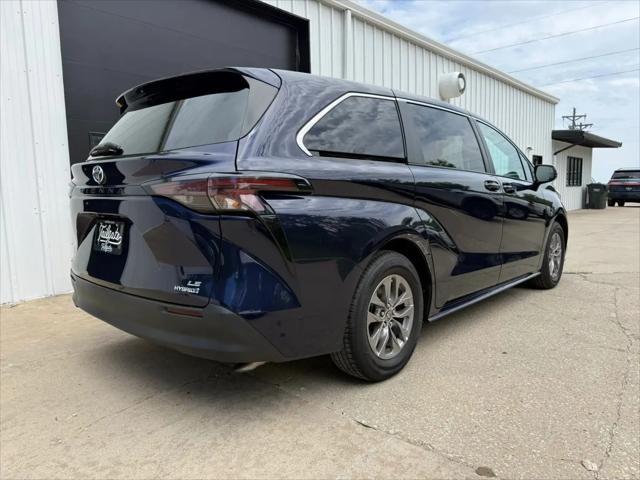 2023 Toyota Sienna LE