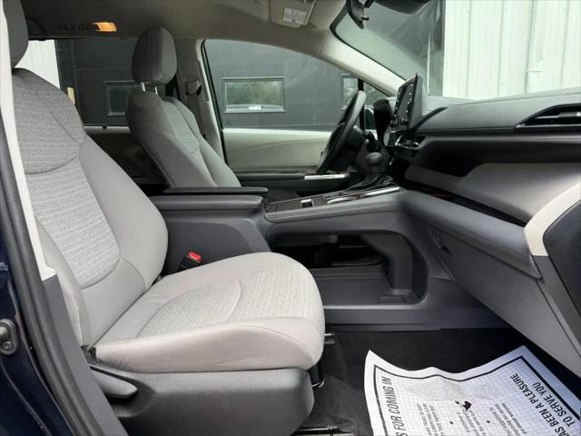 2023 Toyota Sienna LE