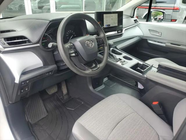 2025 Toyota Sienna LE