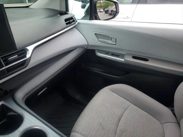 2025 Toyota Sienna LE