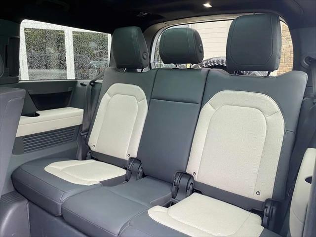 2023 Land Rover Defender 130 X-Dynamic SE