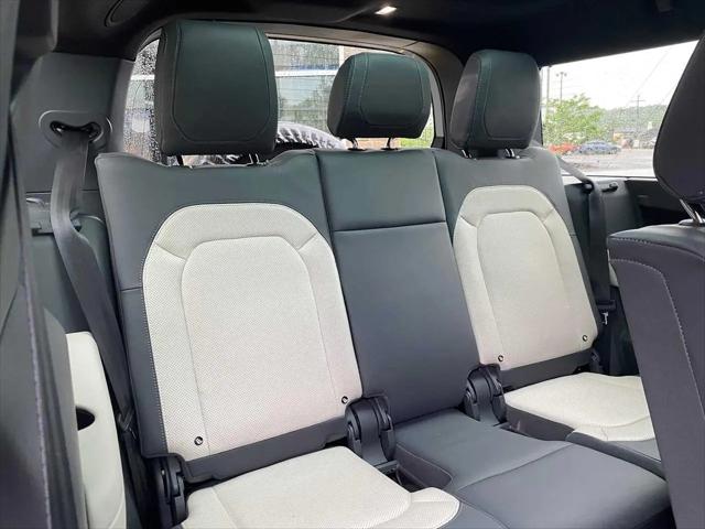 2023 Land Rover Defender 130 X-Dynamic SE