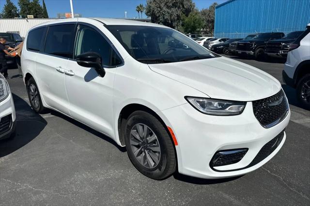 2024 Chrysler Pacifica Hybrid Select