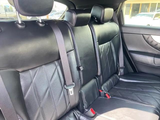 2015 INFINITI QX70 Standard