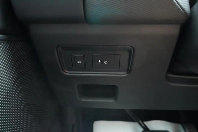 2023 Land Rover Discovery P300 S R-Dynamic