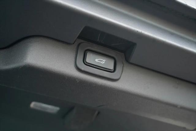 2023 Land Rover Discovery P300 S R-Dynamic
