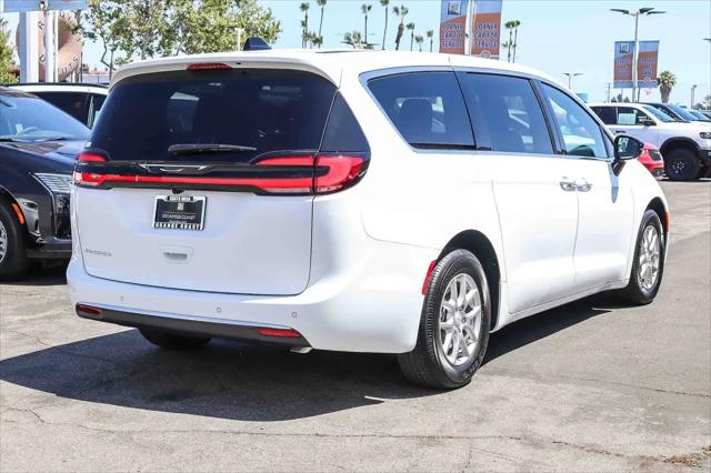 2027 Chrysler Pacifica Select