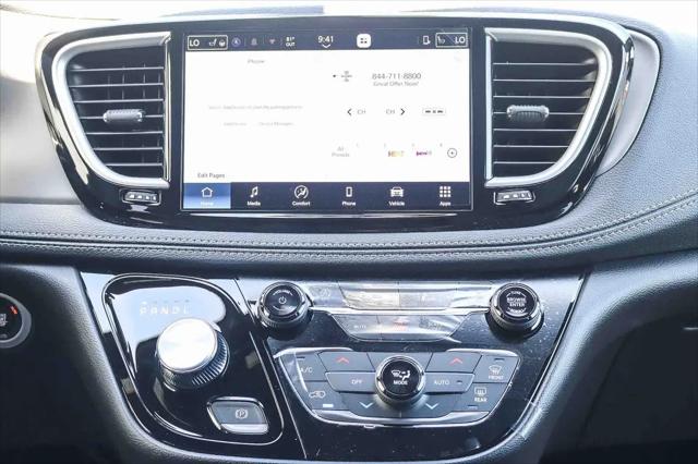2027 Chrysler Pacifica Select