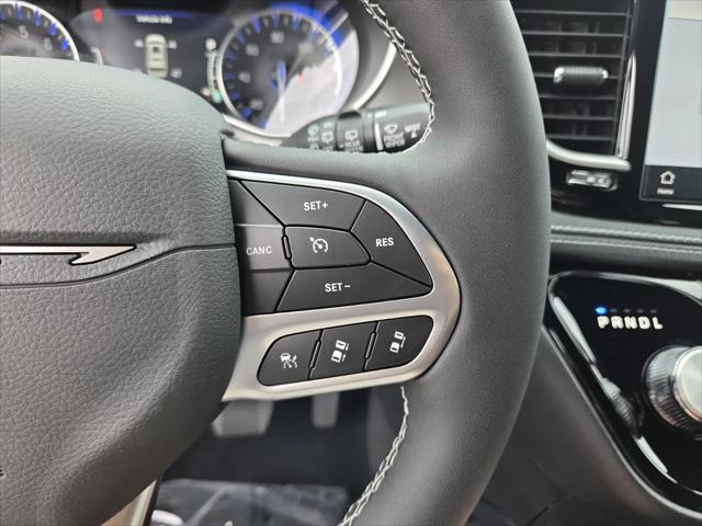 2027 Chrysler Pacifica Select