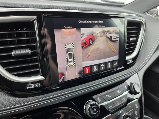 2027 Chrysler Pacifica Select