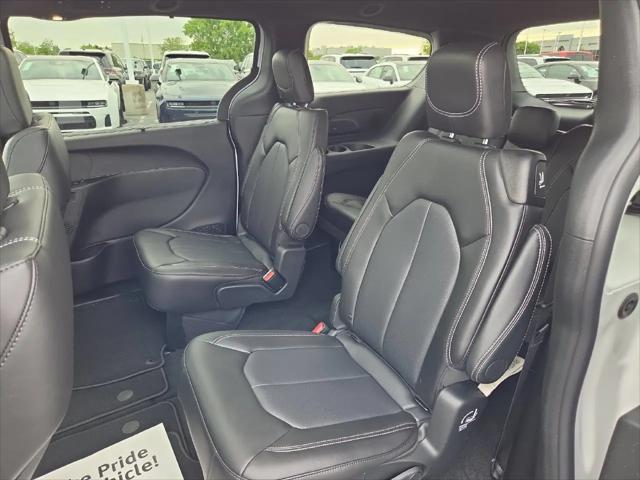 2027 Chrysler Pacifica Select AWD
