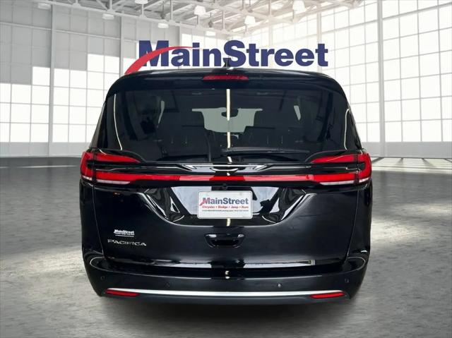 2027 Chrysler Pacifica Select