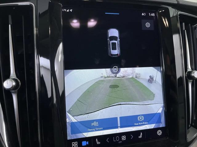 2023 Volvo XC60 B5 Plus Dark Theme