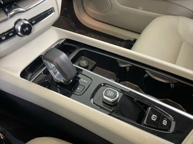 2023 Volvo XC60 B5 Plus Dark Theme