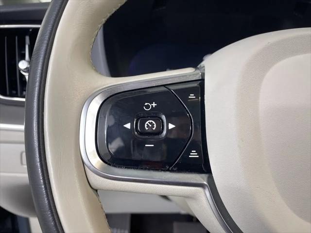 2023 Volvo XC60 B5 Plus Dark Theme