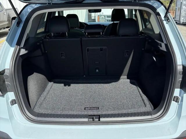 2026 Volkswagen Taos SE Black