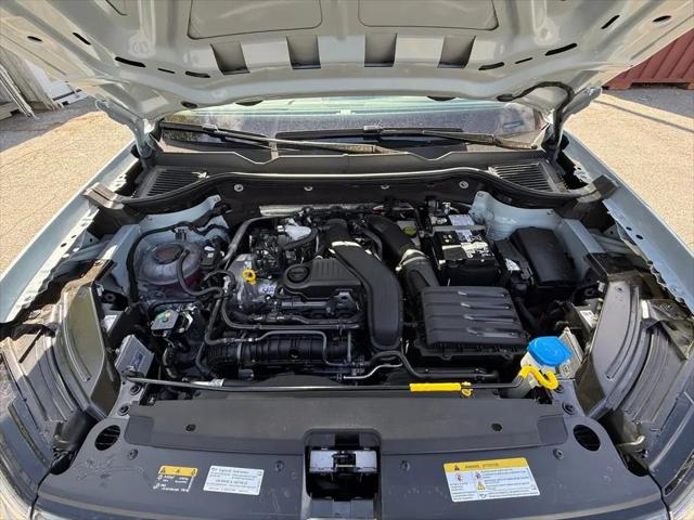 2026 Volkswagen Taos SE Black