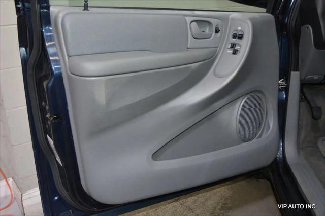 2006 Chrysler Town & Country Base