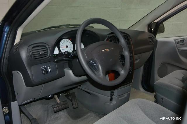2006 Chrysler Town & Country Base