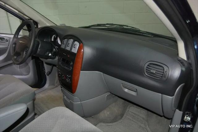 2006 Chrysler Town & Country Base