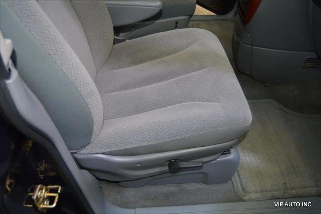 2006 Chrysler Town & Country Base