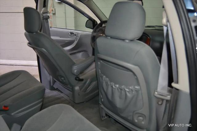 2006 Chrysler Town & Country Base
