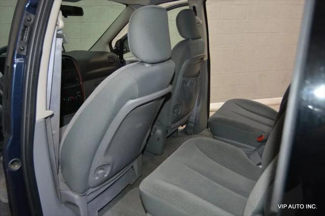 2006 Chrysler Town & Country Base
