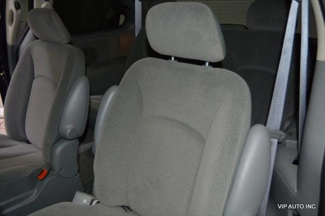 2006 Chrysler Town & Country Base