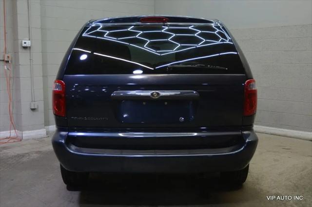 2006 Chrysler Town & Country Base