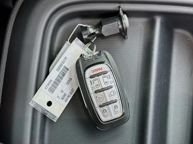 2027 Chrysler Pacifica Select
