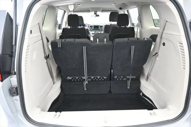 2022 Chrysler Voyager LX