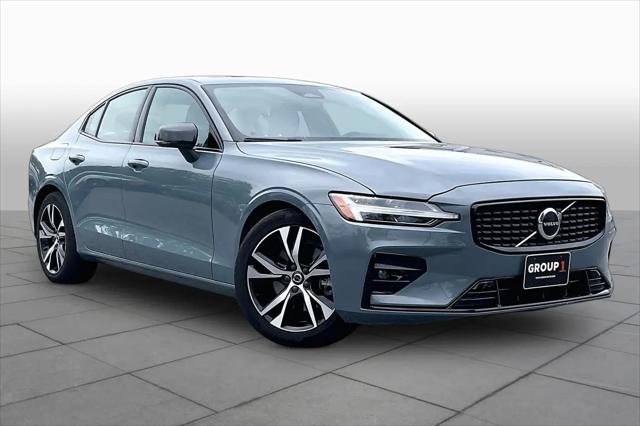2024 Volvo S60 B5 Core Dark Theme