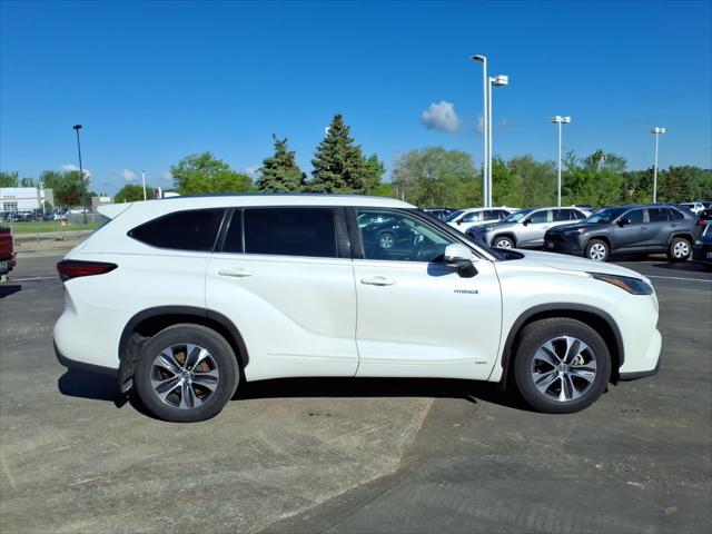 Used 2021 Toyota Highlander XLE with VIN 5TDGBRCH8MS517208 for sale in Burnsville, Minnesota
