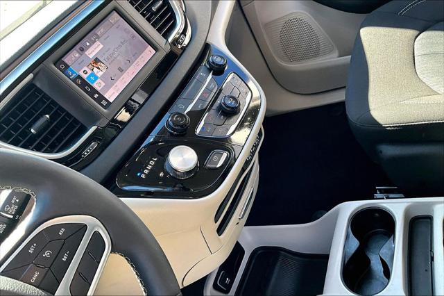 2024 Chrysler Voyager LX
