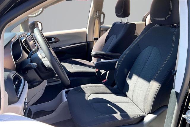 2024 Chrysler Voyager LX