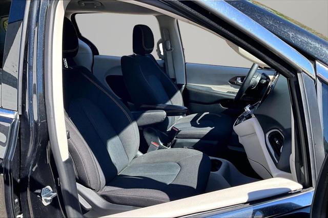 2024 Chrysler Voyager LX