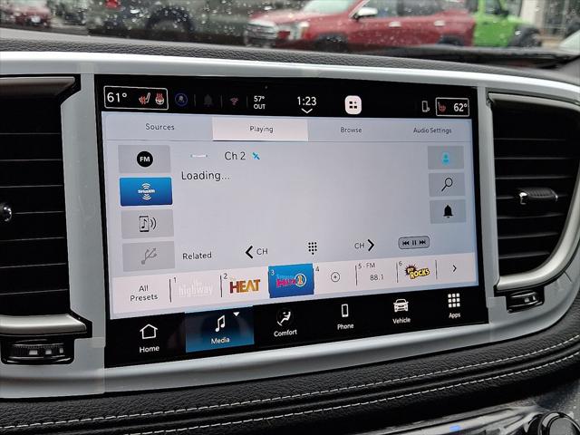 2027 Chrysler Pacifica Select