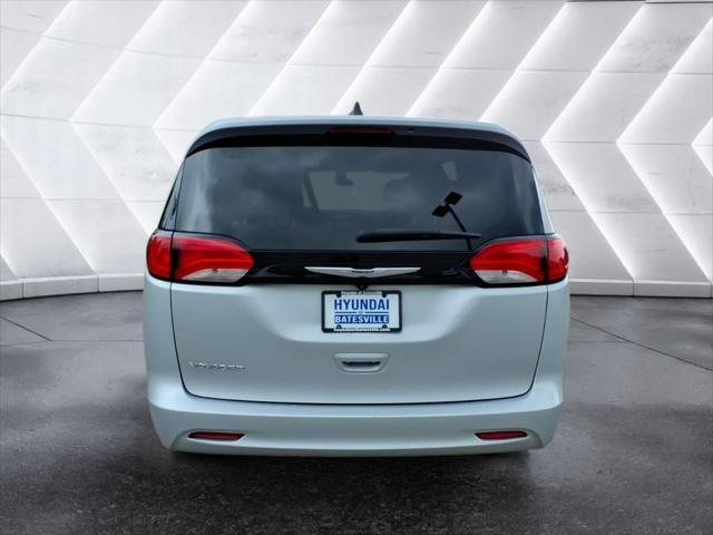 2022 Chrysler Voyager LX