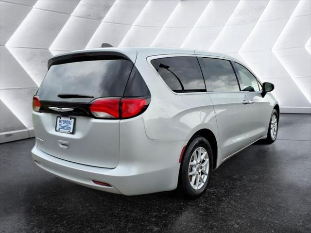 2022 Chrysler Voyager LX